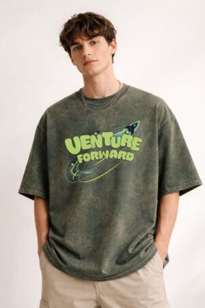 Acid wash oversized t-shirt with relaxed fit, soft cotton fabric, vintage faded texture, and streetwear-inspired unisex style.